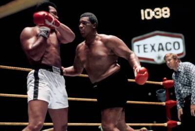 Buster Mathis in action, throwing punch vs Muhammad Ali duri - 1971 Old Photo