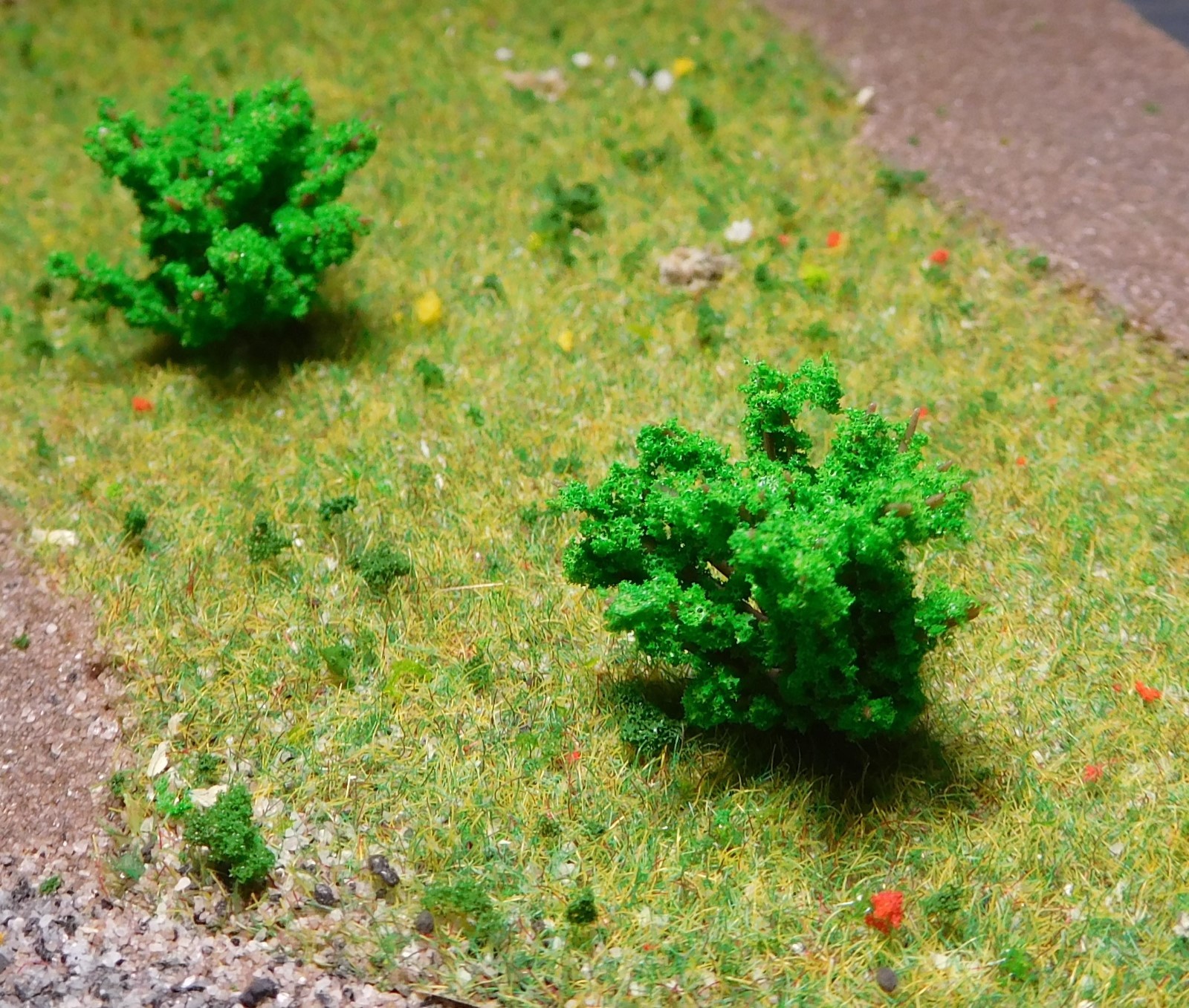 20 Medium Green Bushes, Shrubs, 28 mm High, for Landscaping