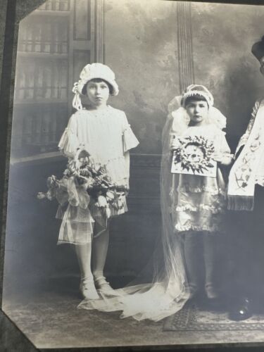 Foto antica 1900 sacerdote ragazze prima comunione velo religioso fiori - Foto 2 di 9
