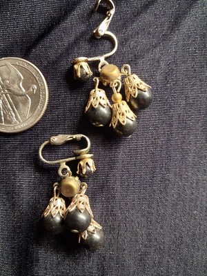 1940s Vintage Gold Tone Black Bead Cluster Dangle/Drop Hook Clip Ons