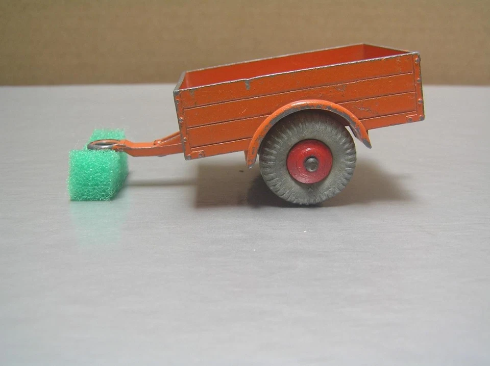 Dinky Toys 27M 341 Land Rover Trailer Orange with Red hubs - Image 2 of 4