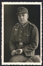 Photo AK Soldat Des Heeres En Uniforme Feldgrau Avec Feldmütze