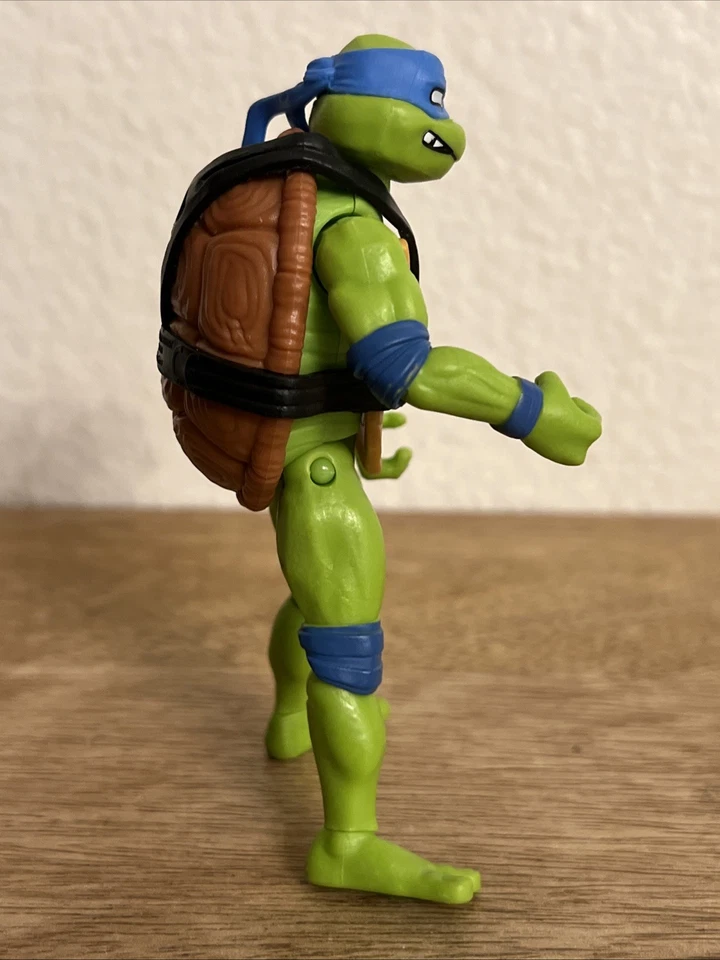 Figura de acción de juguete Teenage Mutant Ninja Turtles Mutant Mayhem Leonardo 4,5" Foto 2 de 4