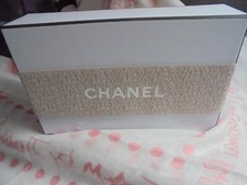 Chanel Geschenkbox 21 x 14 x 8 cm  mit creme-goldenem Geschenkband NEU