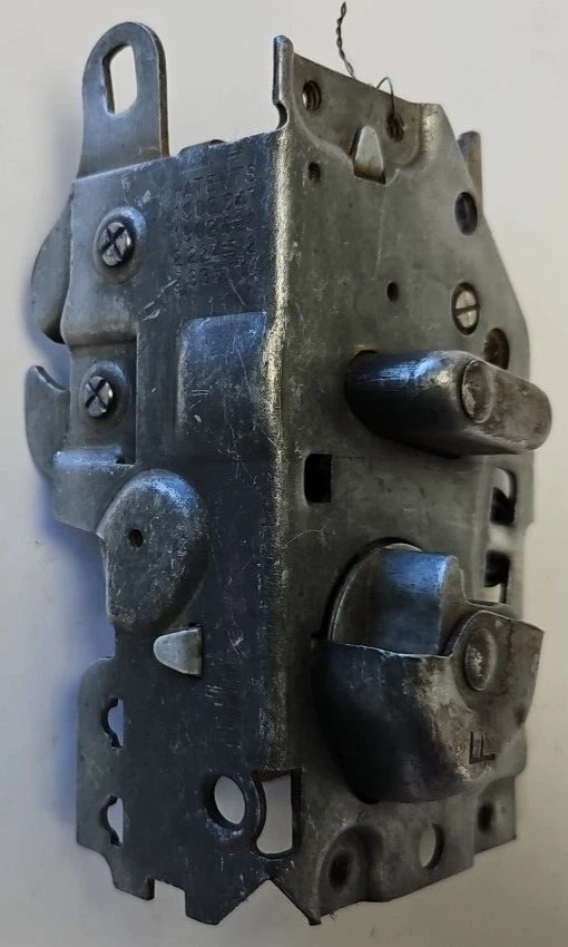 DeSoto Chrysler 1955 pestillo de cerradura de puerta lateral derecho del pasajero 1548272 nuevo en stock Foto 3 de 4