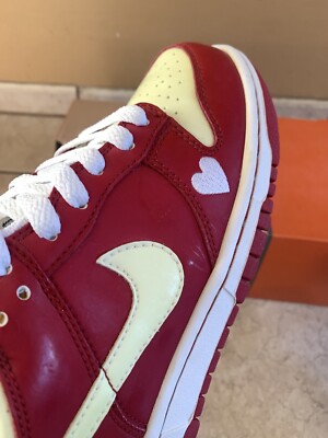 Nike Dunk Low WMNS 2004 Valentines Day Size 6 Varsity Red Hearts