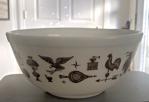 Pyrex Early American Vintage 403 nesting bowl  2 1/2 qt  MCM rooster eagle cat