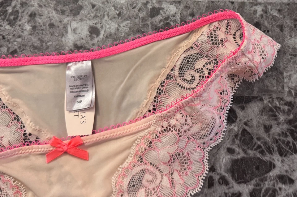 НОВЫЙ С ЯРЛЫКАМИ VICTORIA'S SECRET DREAM ANGEL МАЛЕНЬКИЙ БЕЖЕВЫЙ ГЛАДКОЕ КРУЖЕВО РЕДКАЯ CHEEKINI ТРУСИКИ - Изображение 2 из 3