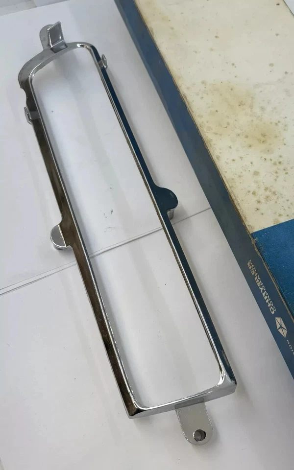 1969 Chrysler New Yorker Newport moldura de lente de canto direito 2930108 novo na caixa - Imagem 2 de 4