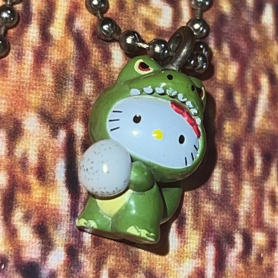 De Colección Hello Kitty T-Rex Disfraz Verde Conjunto Cadena Collar Colgante Foto 3 de 4