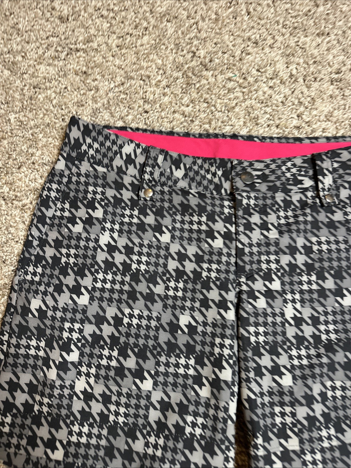 Under Armour Womens Size 8 (Measure 33X5.5) Houndstooth Performance Shorts thumbnail 3