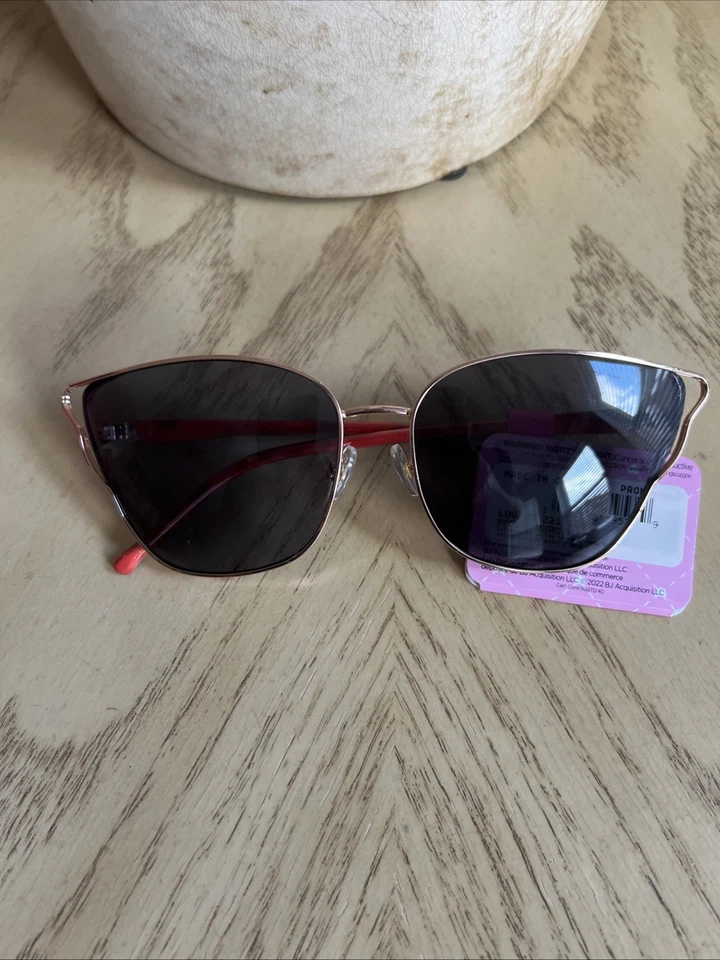 T132.6  Luv Betsey Johnson Cat Eye Sunglasses Gold Frame  LUV 23 221 GLD - Image 2 of 4