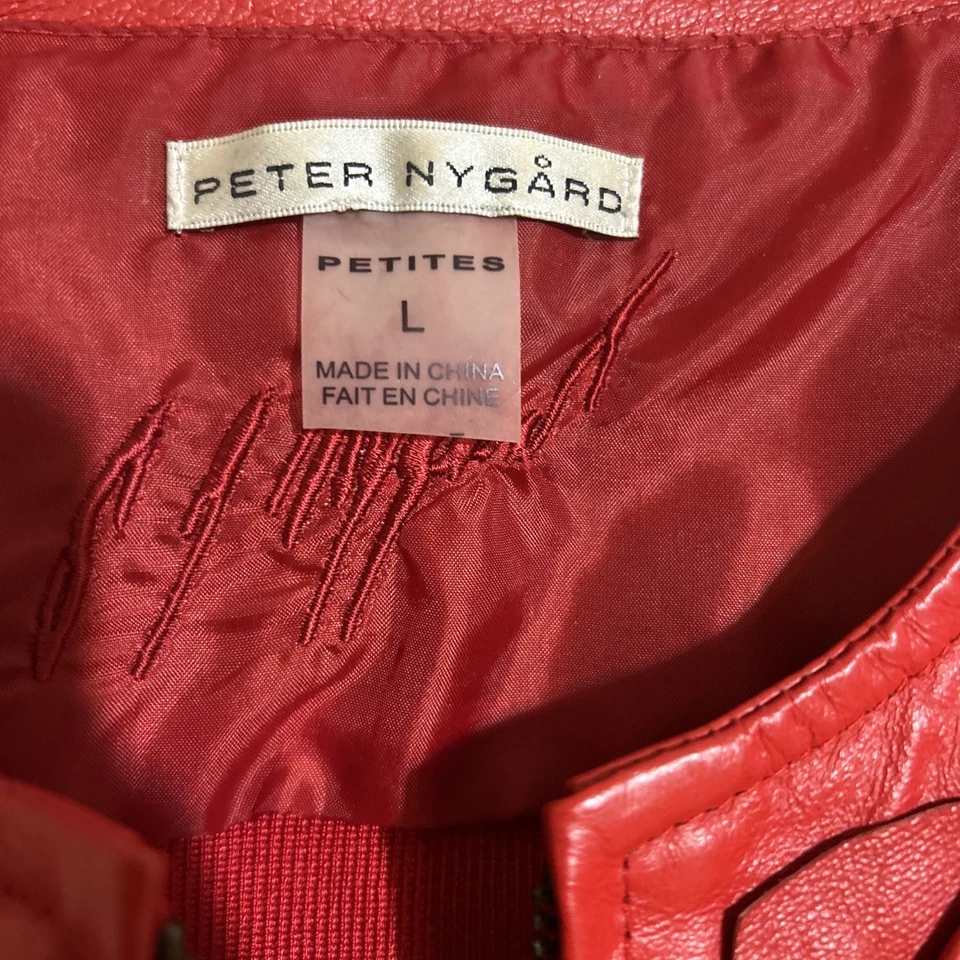 Chaqueta roja Peter Nygard de cuero y punto con cremallera acento flores y estrás talla L Foto 3 de 4