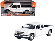 Motormax 79393-WH 1/25 2006 Chevrolet Silverado 1500 Pickup Truck