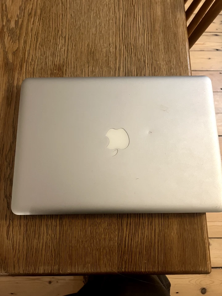 Apple MacBook Pro 13 in. 2.4GHz Dual Core 4GB RAM 250GB HDD Mid 2010 - Silver, photo 3 of 5