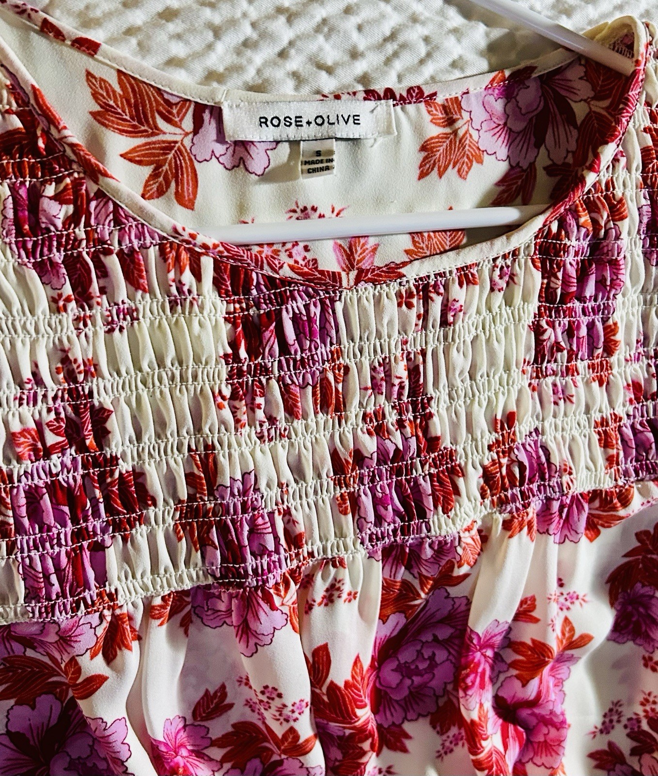 Size S-ROSE + OLIVE Adorable Pink And Red Floral Top Bouched Collar