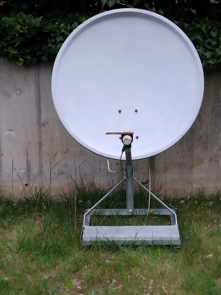 Satelliten Parabolspiegel 80cm mit Standfuß und LNB/Konverter für ASTRA o. dgl.