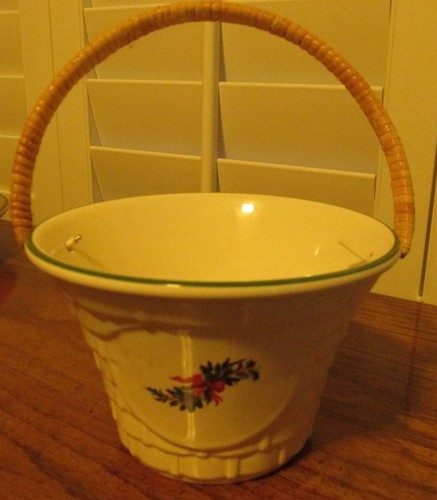 pfaltzgraff "winterberry" basketweave basket with wicker handle