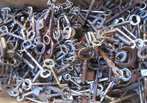 10 random Vintage rusty skeleton keys 5 big and 5 small From lot in picture