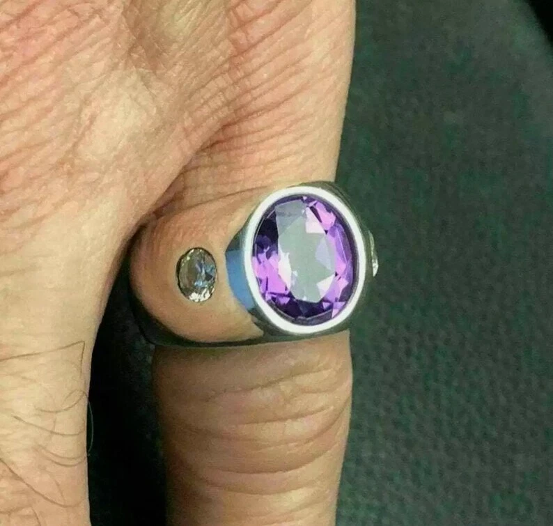 Anillo de alfil de diamantes y amatista simulados de corte ovalado enchapado en oro blanco de 14K para hombre Foto 4 de 4