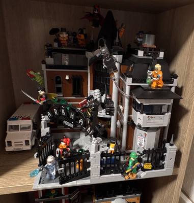 LEGO Batman Arkham Asylum MOC/Display mit Minifiguren & weißem Fahrzeug