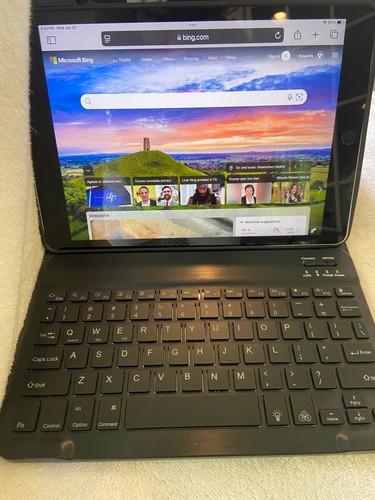 Apple iPad 9th Generation 64GB Wifi only - Silver -incudes keyboard & case