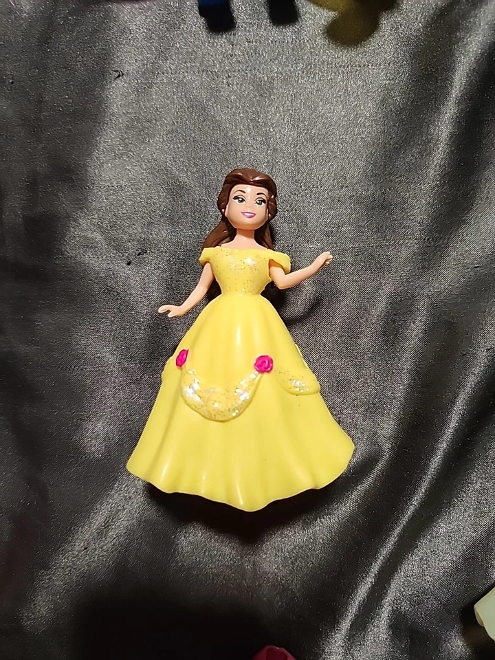 Disney Princesa Bella La Bella y la Bestia MagiClip Con 4 Vestidos de Goma 5 Piezas Foto 2 de 4