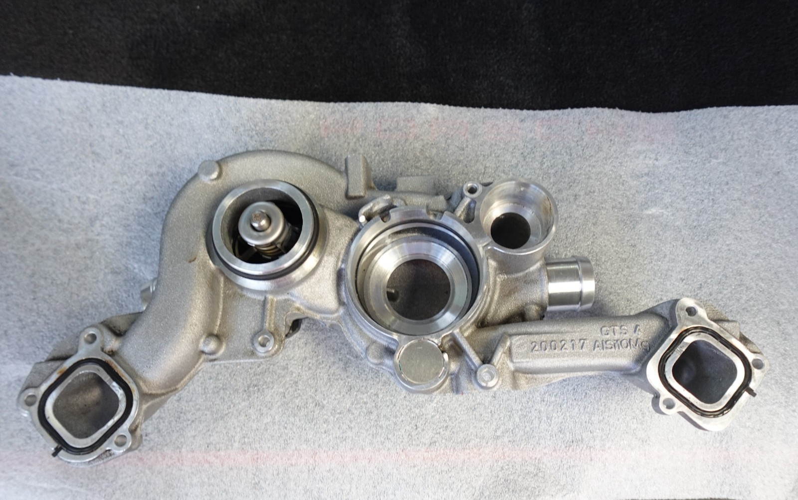 ENGINE COOLING THERMOSTAT HOUSING AUDI VW 0P2-121-406- B BENTLEY LAMBORGHINI URU
