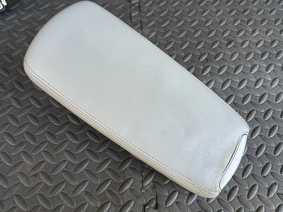 Кожаный чехол на крышку подлокотника для центральной консоли Lexus IS250 IS350 2006-2013 годов выпуска от оригинального производителя серый - Изображение 3 из 4