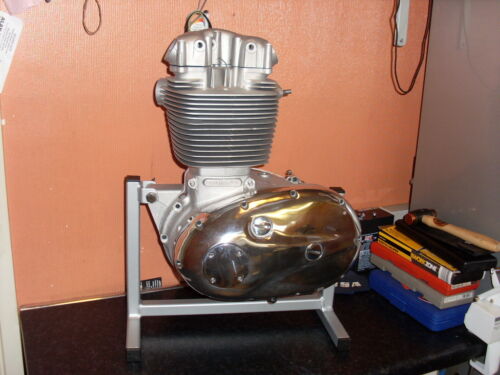 motor cycle bsa c15-b25-b40-b50 -b44 - triumph tr25-ccm engine stand. - Afbeelding 1 van 5