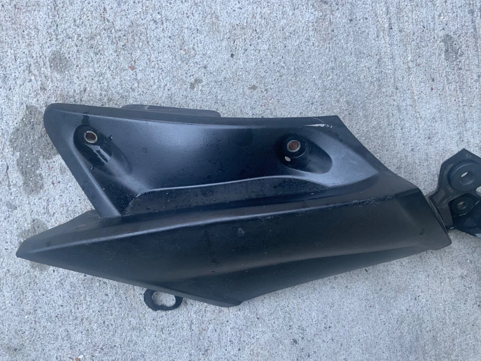 Yamaha YZF R6L R6 Y526 2004) negro interior lado derecho cuello cubierta panel Foto 3 de 3