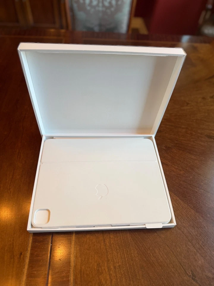 Apple Magic Keyboard iPad Pro 13" (M4) Branco — Layout Inglês/Russo dos EUA - Imagem 4 de 4