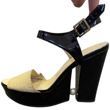 Sandalo Chanel monocromatico con zeppa perlata nero circa EU 39 UK 5-6 US 8