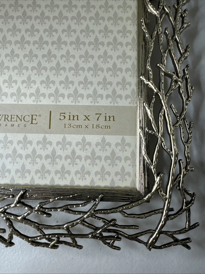 Marco de fotos de metal con diseño de rama plateada Lawrence Frames 5" x 7" Foto 4 de 4