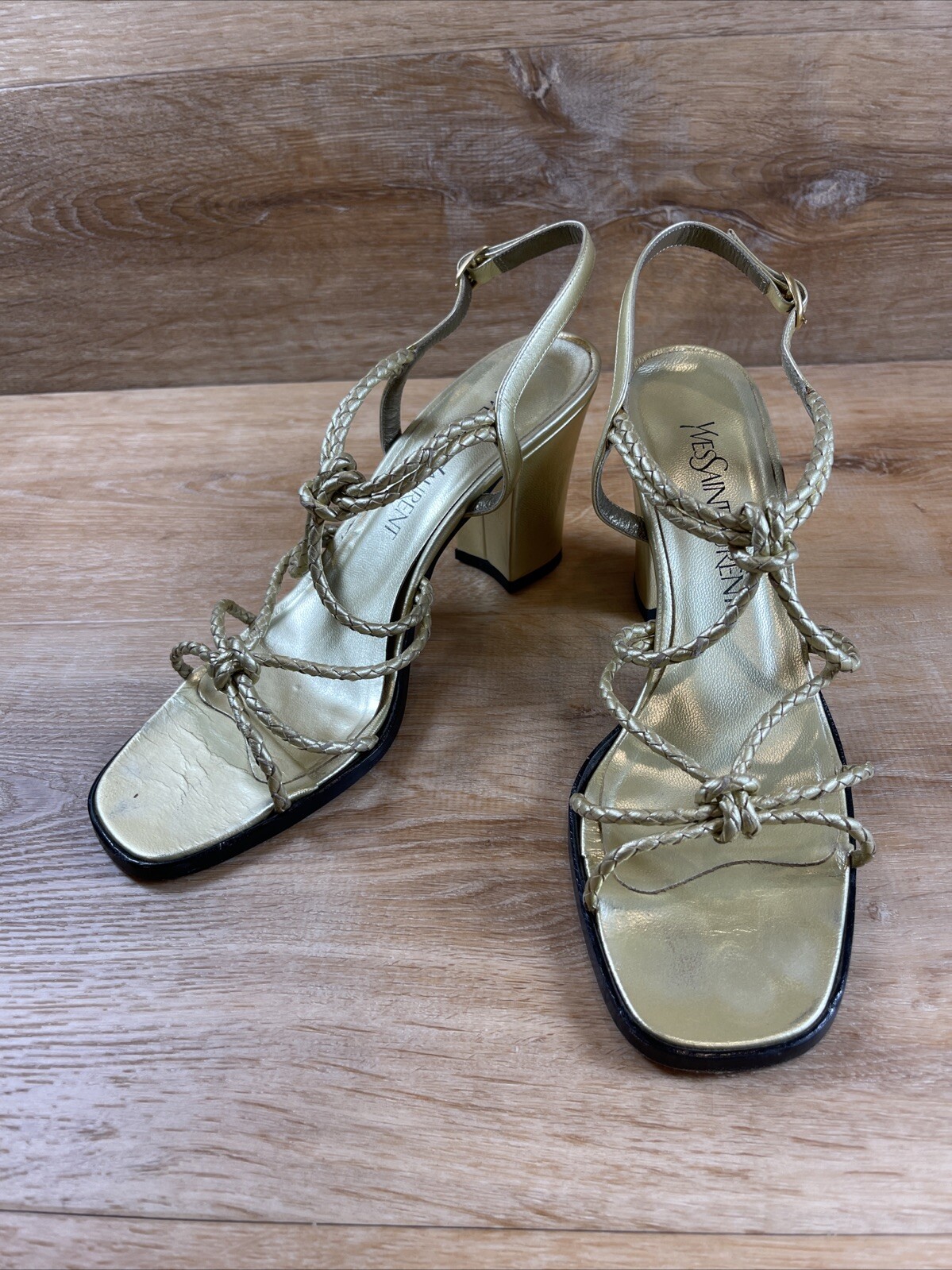 Sandalo Yves Saint Laurent in pelle intrecciata oro tacco grosso punta aperta 8 5 M