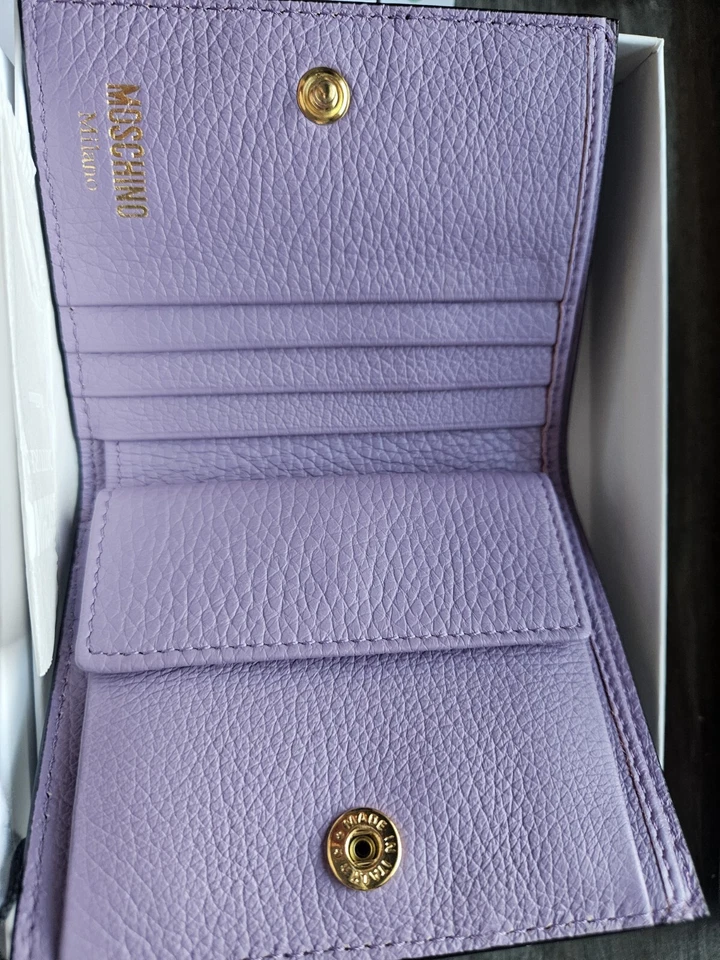 Carteira Compacta Feminina de Couro com Logotipo Moschino - Nova Na Caixa, Cor Roxa Lilás - Imagem 2 de 4