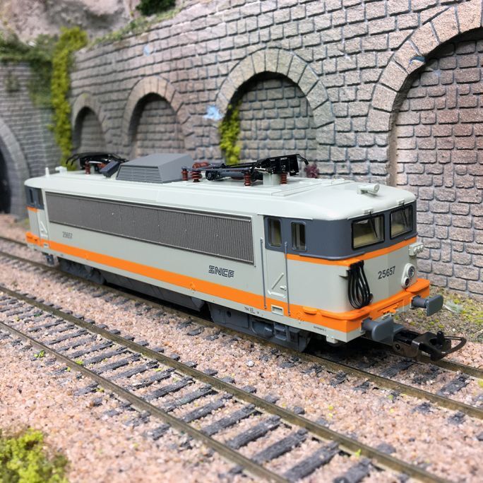 Locomotive BB 25657 SNCF PIKO 96539 animez vos circuits de trains HO