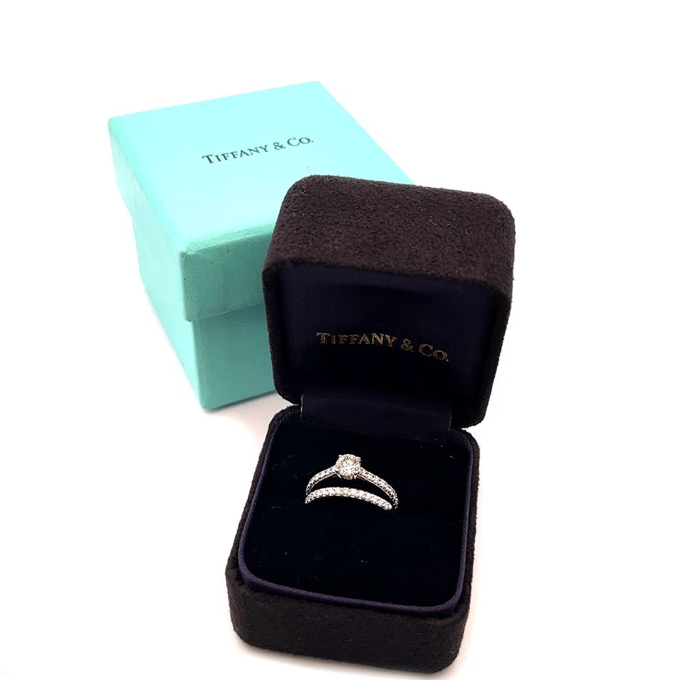 Tiffany & Co. Обручальное или обручальное кольцо комплект платиновый солитер с акцентом и лентой - Изображение 3 из 4