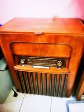 Antike Phonoschrank, mit Schallplatte und Radio
