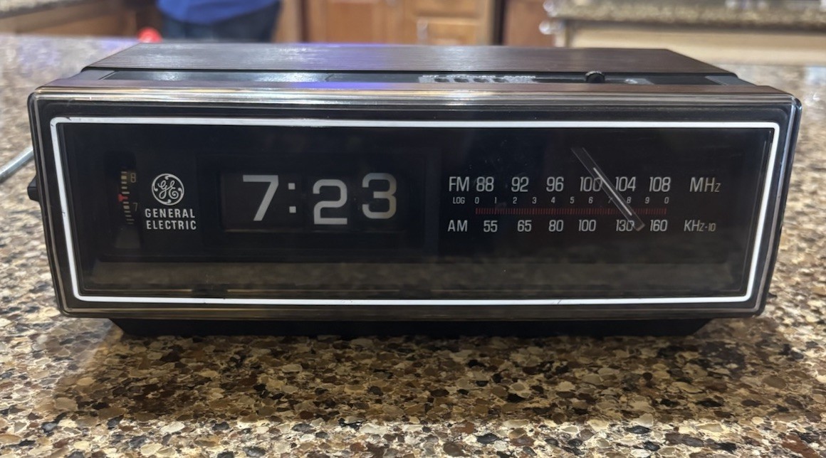 Vtg Early 80’S General Electric Flip AM/FM Radio Alarm Clock 7-4305C Tested