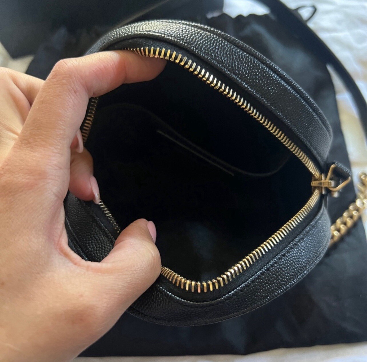 SAINT LAURENT Borsa fotografica rotonda in vinile YSL Chevron trapuntata in pelle goffrata nera