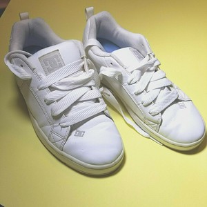 dc court graffik white