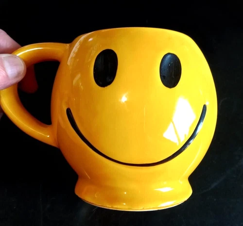 McCoy Pottery Smiley Happy Face Coffee Cup Mug Yellow 1970s USA Vintage [02]