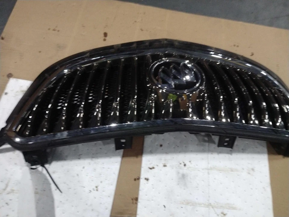 2016-2018 BUICK ENVISION RED Grille OEM 23286076 Used 82k Miles Foto 2 de 4