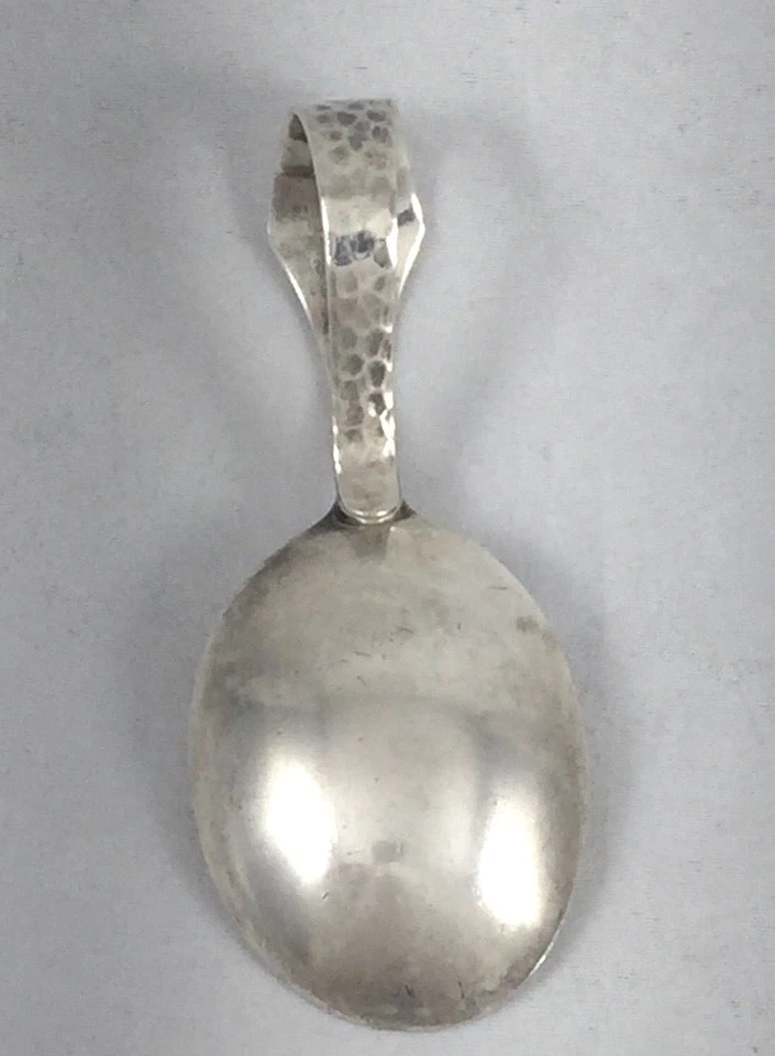 Cuchara bebé curvada colonial antigua martillada por Watson Sterling Foto 2 de 4