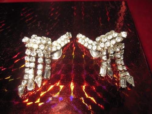 Gorgeous Vintage Rhinestone Dangle Clip Earrings - Picture 5 of 12