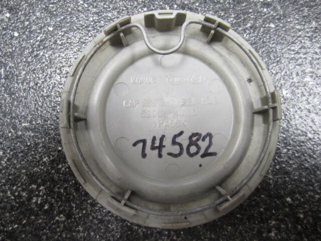 Una (1) tapa central OEM 2007-2010 17" Hyundai Entourage 52960-4D100 74582 Foto 3 de 4