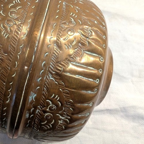 Vaso trofeo rame vintage fatto a mano ornato patina ammaccata 11" goffrato grande - Foto 9 di 17