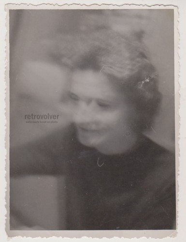 Dreamlike Blur Capturing Timeless Mystery of Surreal Young Woman Abstract Photo - Foto 1 di 7