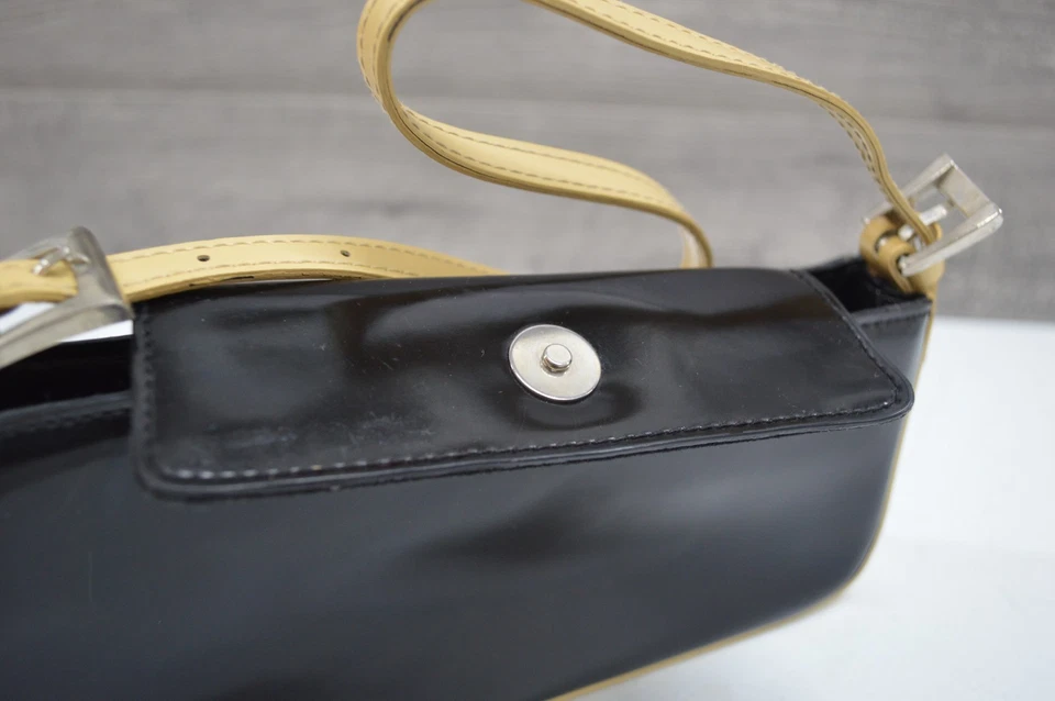 Bolso de hombro vintage de charol negro con ribete amarillo pequeña baguette Foto 4 de 4